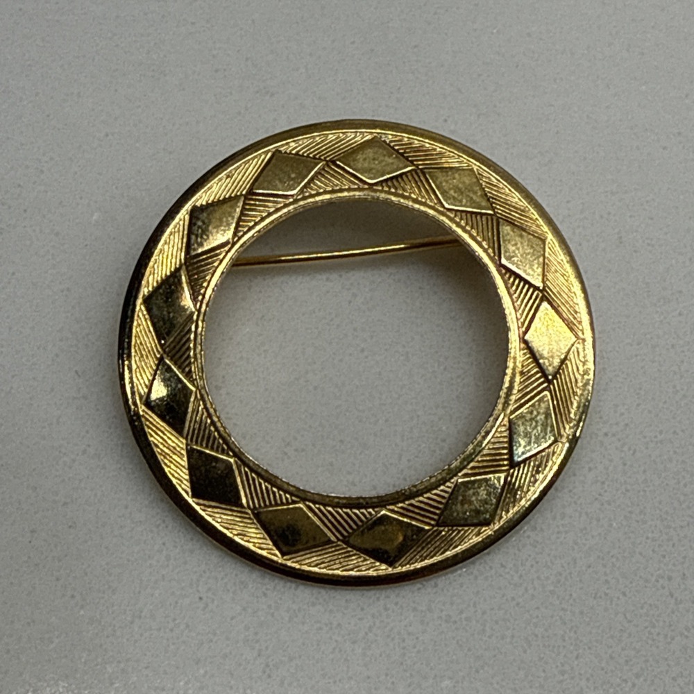 Vintage Gold Tone Etched Harlequin Diamond Circle Brooch Pin Geometric Round